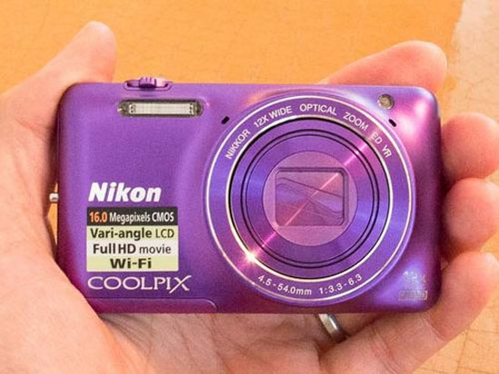 Coolpix S6600 có ngoại hình khá gọn nhẹ. Ảnh thực tế Nikon Coolpix S6600 với màn hình lật xoay