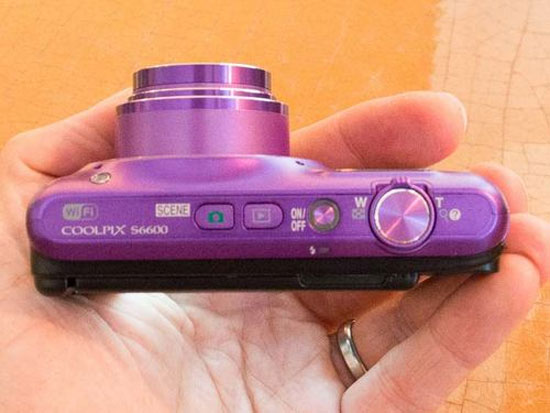 Cạnh trên máy là các nút chức năng như chụp chọn cảnh tự động, xem lại ảnh/video. Ảnh thực tế Nikon Coolpix S6600 với màn hình lật xoay