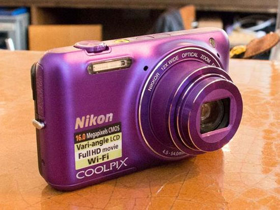 Cạnh phải Coolpix S6600 là nơi bố trí cổng giao tiếp dùng để kết nối máy với máy tính. Ảnh thực tế Nikon Coolpix S6600 với màn hình lật xoay