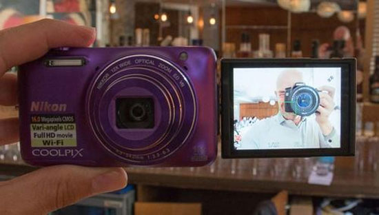 Người dùng chỉ cần vẫy tay nhẹ máy sẽ tự động chụp ảnh Ảnh thực tế Nikon Coolpix S6600 với màn hình lật xoay