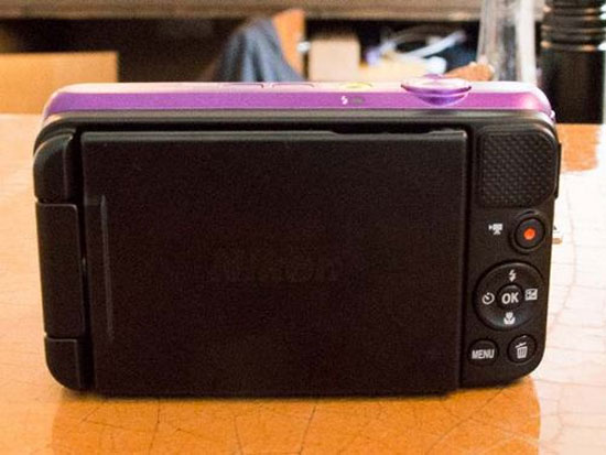 Coolpix S6600 sở hữu hệ thống điều khiển khá đơn giản ở mặt sau máy. Ảnh thực tế Nikon Coolpix S6600 với màn hình lật xoay