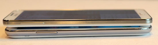 ... trong khi phía đối diện là phím tăng giảm âm lượng. Galaxy Note 3 đọ dáng với Galaxy Note II