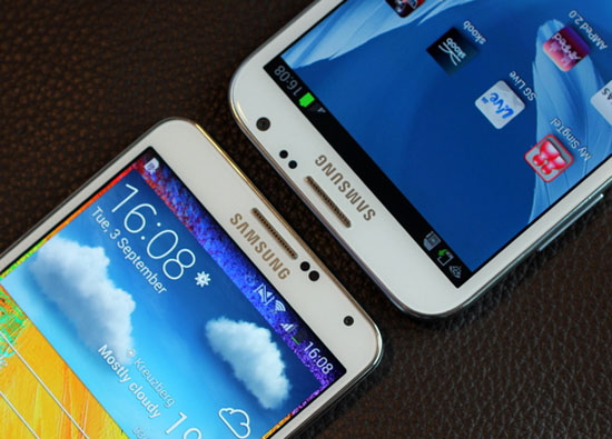 Các góc cạnh của Note 3 trông vuông vắn và không bị bo tròn nhiều như trên Note II. Galaxy Note 3 đọ dáng với Galaxy Note II