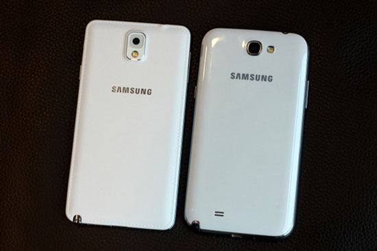 Thay đổi đáng kể và tạo được chú ý nhất ở Note 3 là sử dụng mặt sau chất liệu da Galaxy Note 3 đọ dáng với Galaxy Note II