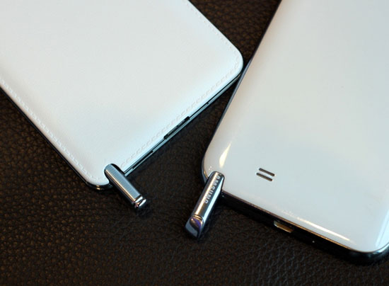 Khe cắm bút S Pen. Galaxy Note 3 đọ dáng với Galaxy Note II