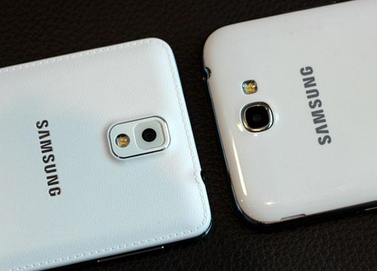 Camera 13 megapixel trên Note 3 nổi bật hơn trên Note II và hơi gồ lên so với mặt sau.  Galaxy Note 3 đọ dáng với Galaxy Note II