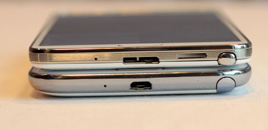 Phần viền màu kim loại sáng trên model mới có các vân sọc nổi ở giữa. Galaxy Note 3 đọ dáng với Galaxy Note II