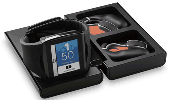 Toq có phiên bản được trang bị tai nghe Bluetooth cho phép sạc không dây. Qualcomm trình làng Smartwatch Toq