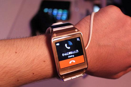 Hình ảnh đồng hồ khi bạn gọi điện cho ai đó 9 tính năng hàng đầu của Galaxy Gear
