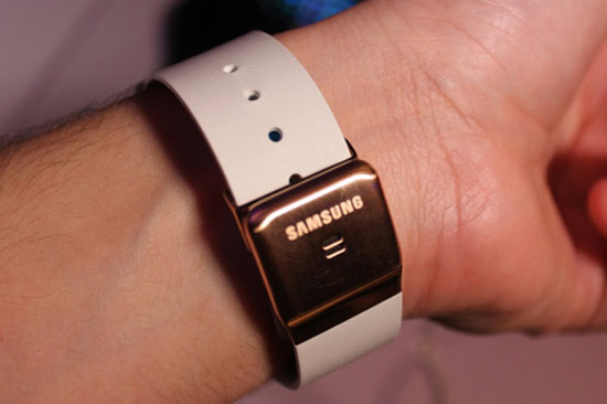 Microphone ở phía dưới thiết bị để người dùng nhập câu lệnh giọng nói hoặc thực hiện cuộc gọi thoại. 9 tính năng hàng đầu của Galaxy Gear