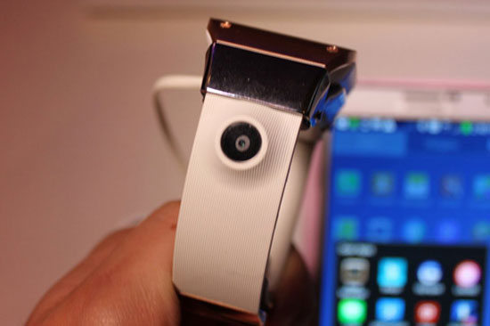 Camera được gắn trên dây đeo của Galaxy Gear 9 tính năng hàng đầu của Galaxy Gear