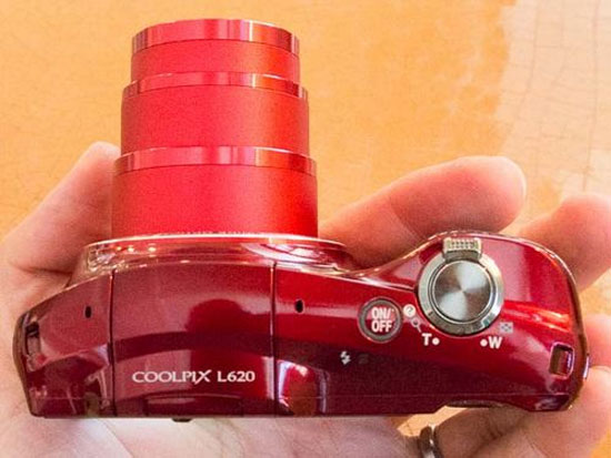 Với kích thước 108,3x68,7x34,1 mm, Coolpix L620 khá gọn gàng.  Máy ảnh Nikon Coolpix L620 gọn nhẹ, zoom xa