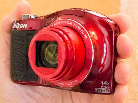 Cạnh trên máy thiết kế trông liền lạc do không hỗ trợ hot shoe cho đèn flash rời. Máy ảnh Nikon Coolpix L620 gọn nhẹ, zoom xa