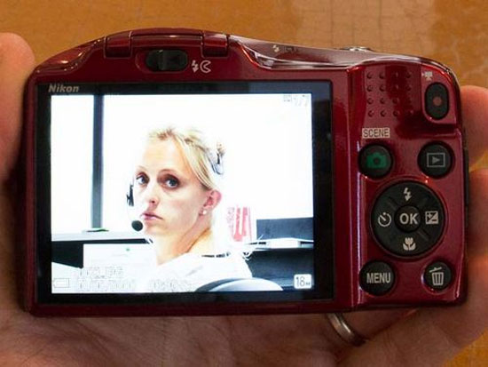 Cụm ống kính zoom quang 14x trên Coolpix L620 cũng được trang bị thành phần thấu kính ED  Máy ảnh Nikon Coolpix L620 gọn nhẹ, zoom xa