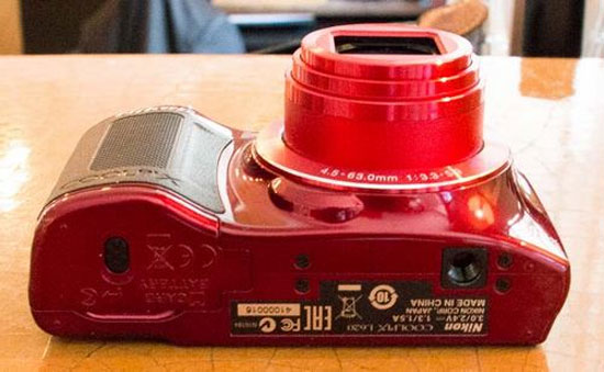 Cụm nút điều khiển mặt sau máy thiết kế khá đơn giản Máy ảnh Nikon Coolpix L620 gọn nhẹ, zoom xa