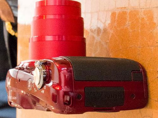 Coolpix L620 hoạt động nhờ năng lượng điện cấp từ 2 pin AA. Máy ảnh Nikon Coolpix L620 gọn nhẹ, zoom xa