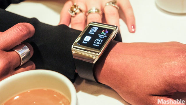 Galaxy Gear không thể hoạt động nếu như không được kết nối với điện thoại. Có nên mua đồng hồ thông minh của Samsung?