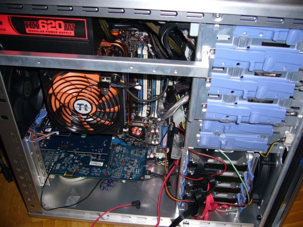 Làm sao khi DVD bị kẹt trong ổ đĩa máy tính?