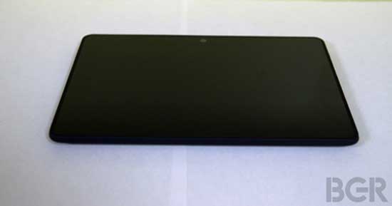 Mặt trước không có nhiều thay đổi với một màu đen phủ toàn bộ.  Kindle Fire HD màn hình nét hơn iPad Retina lộ diện