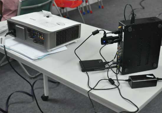 Thử khả năng kết nối không dây.  Máy chiếu không dây gần 50 triệu đồng