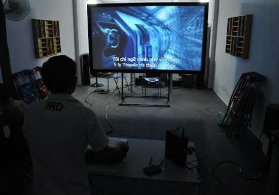 Thử khả năng trình chiếu.  Máy chiếu không dây gần 50 triệu đồng