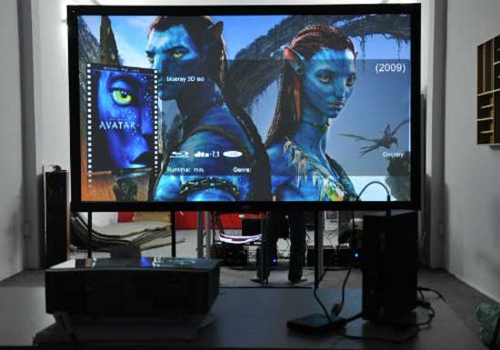 Để transmitter gần máy chiếu để có tín hiệu tốt.  Máy chiếu không dây gần 50 triệu đồng