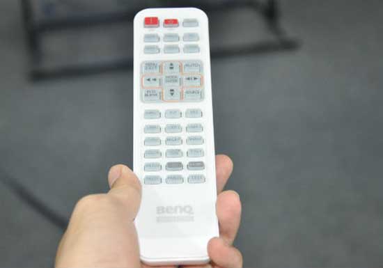 Điều khiển đẹp, có đèn nền. Máy chiếu không dây gần 50 triệu đồng