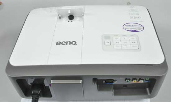 Nhìn từ phía sau. Máy chiếu không dây gần 50 triệu đồng