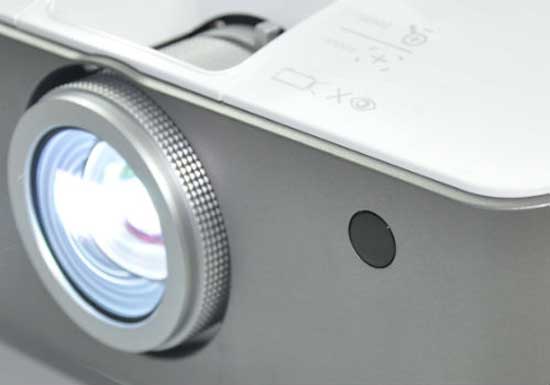 Phía trước, bên cạnh ống kính là chỗ tín hiệu điều khiển. Máy chiếu màu trắng có thiết kế khá đẹp. Máy chiếu không dây gần 50 triệu đồng