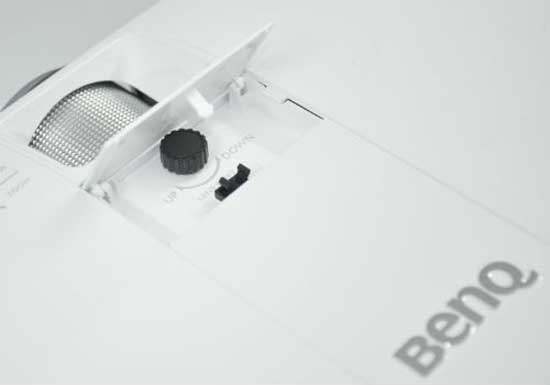 Phía trên ống kính có nắp mở lên để điều khiển, lens hỗ trợ zoom 1,6 x. Máy chiếu không dây gần 50 triệu đồng