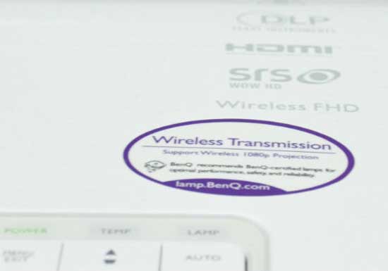 Dòng mát dùng công nghệ Wireless Transmission có khả năng phát không dây. Máy chiếu không dây gần 50 triệu đồng