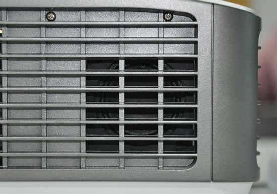 Hai bên máy cũng được tích hợp loa. Máy chiếu không dây gần 50 triệu đồng