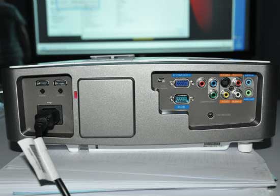 Đằng sau có các cổng kết nối. Máy chiếu không dây gần 50 triệu đồng