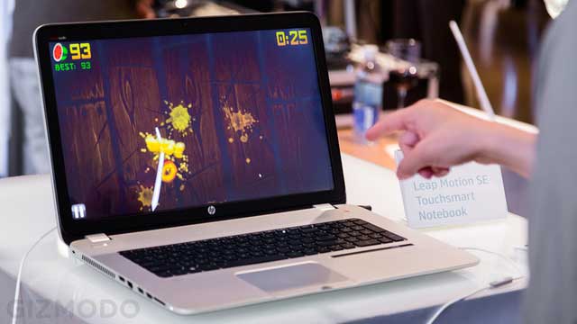 Leap Motion cho phép bạn thực hiện các thao tác điều khiển bằng động tác tay đối với các game, ứng dụng trên máy tính. Laptop đầu tiên tích hợp cảm biến Leap Motion