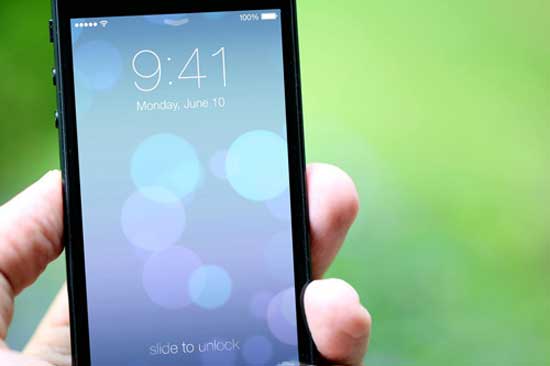 Màn hình khóa iPhone, iPad cài iOS 7 có thể bị hack từ màn hình khóa