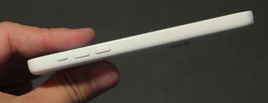 Các phím cứng rất sắc sảo, chắc chắn và thao tác mượt mà. "Mở hộp" iPhone 5C vỏ nhựa đầu tiên về Việt Nam