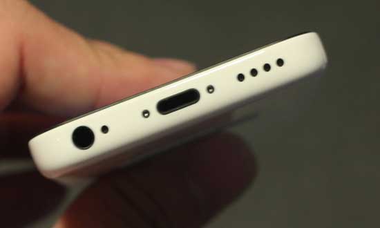 Cổng kết nối và giắc tai nghe, loa ngoài ở đuôi máy. "Mở hộp" iPhone 5C vỏ nhựa đầu tiên về Việt Nam