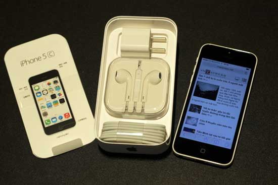 Các mẫu iPhone 5C đầu tiên về Hà Nội có giá lên tới 18 triệu đồng. "Mở hộp" iPhone 5C vỏ nhựa đầu tiên về Việt Nam