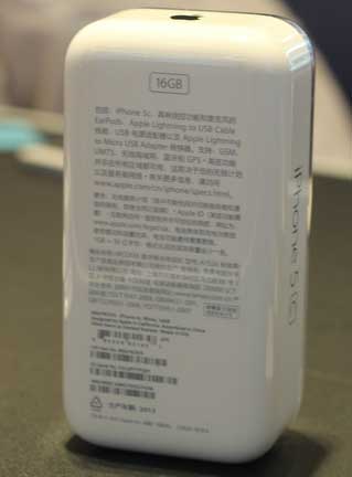 Máy có dung lượng 16 GB. "Mở hộp" iPhone 5C vỏ nhựa đầu tiên về Việt Nam