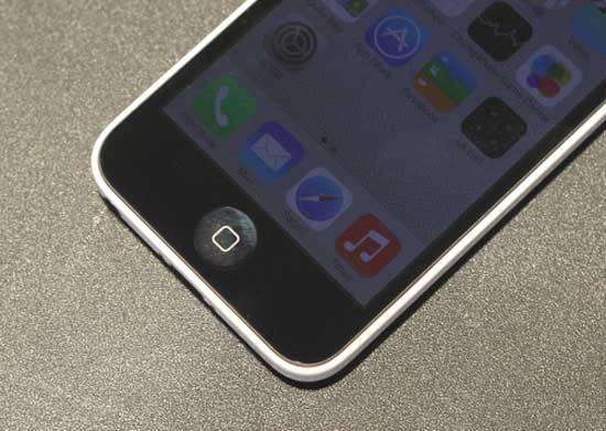 Phím Home truyền thống của iPhone, khác với phím Home của 5S. "Mở hộp" iPhone 5C vỏ nhựa đầu tiên về Việt Nam