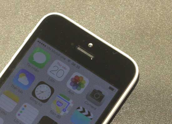 Camera FaceTime ở mặt trước. "Mở hộp" iPhone 5C vỏ nhựa đầu tiên về Việt Nam