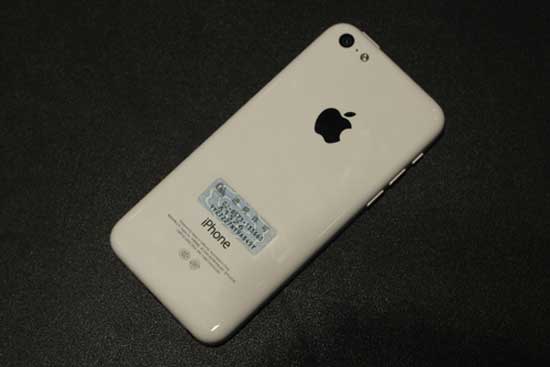 Vỏ nhựa trên iPhone 5C rất đẹp, trơn nhưng cứng. "Mở hộp" iPhone 5C vỏ nhựa đầu tiên về Việt Nam