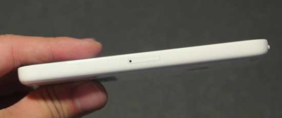 Cạnh phải với khay cắm nanosim "Mở hộp" iPhone 5C vỏ nhựa đầu tiên về Việt Nam