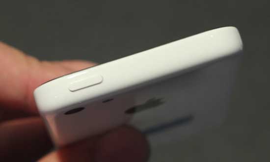 Nút nguồn ở đỉnh máy. "Mở hộp" iPhone 5C vỏ nhựa đầu tiên về Việt Nam
