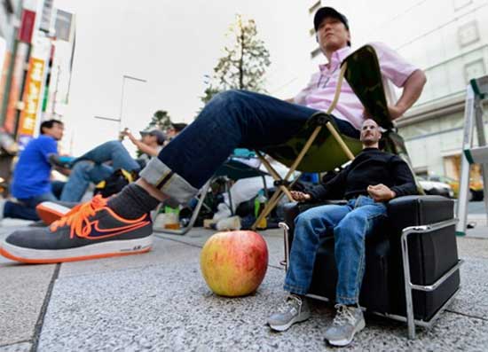 Những người chờ đợi được mua bộ đôi iPhone mới . Không khí ngày bán iPhone 5S, iPhone 5C đầu tiên trên thế giới