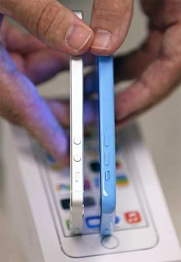 So độ dày giữa hai thế hệ iPhone mới. Không khí ngày bán iPhone 5S, iPhone 5C đầu tiên trên thế giới