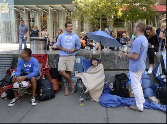 Có rất nhiều người đứng chờ kèm theo là những món đồ cá nhân để "trụ" lại đây nhiều ngày. Không khí ngày bán iPhone 5S, iPhone 5C đầu tiên trên thế giới