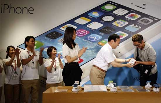 Ông Kaoru Kato đích thân trao iPhone 5S cho người đầu tiên sở hữu Không khí ngày bán iPhone 5S, iPhone 5C đầu tiên trên thế giới