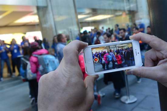 Người dùng lưu lại những hình ảnh trước khi sở hữu iPhone 5S mới bằng model 5 cũ. Không khí ngày bán iPhone 5S, iPhone 5C đầu tiên trên thế giới