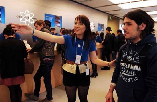 Nhân viên cửa hàng đang hướng dẫn người mua trong một Apple Store ở Sydney, Australia. Không khí ngày bán iPhone 5S, iPhone 5C đầu tiên trên thế giới
